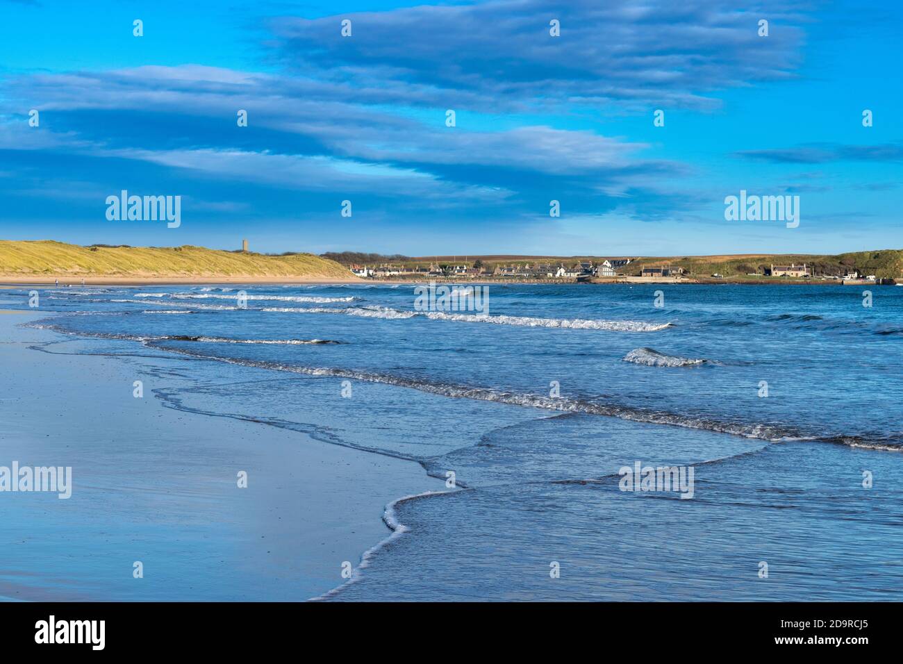 CRUDEN BAY ABERDEENSHIRE SCHOTTLAND BLAUES MEER UND HIMMEL ÜBER DEM SANDSTRAND Stockfoto