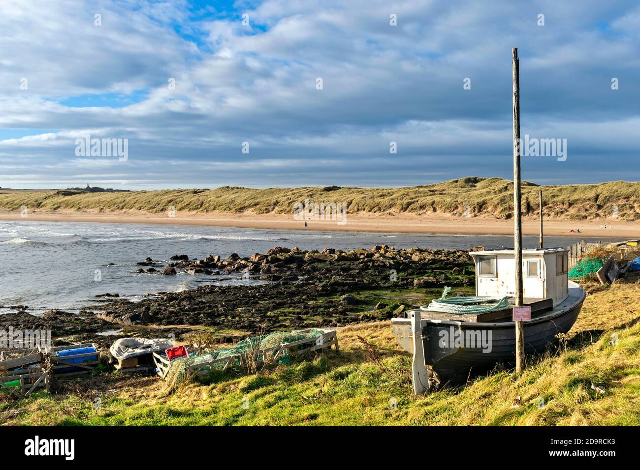 CRUDEN BAY ABERDEENSHIRE SCHOTTLAND ALTES FISCHERBOOT MIT BLICK AUF DEN MAIN STRAND UND MEER Stockfoto