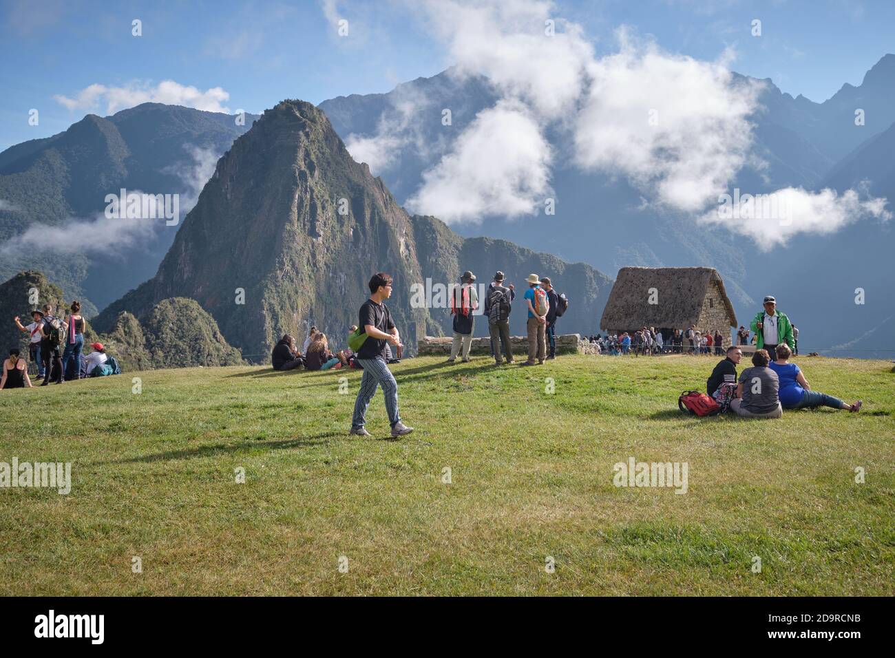 Touristen Besucher der Ruinen von Machu Picchu, Peru Stockfoto