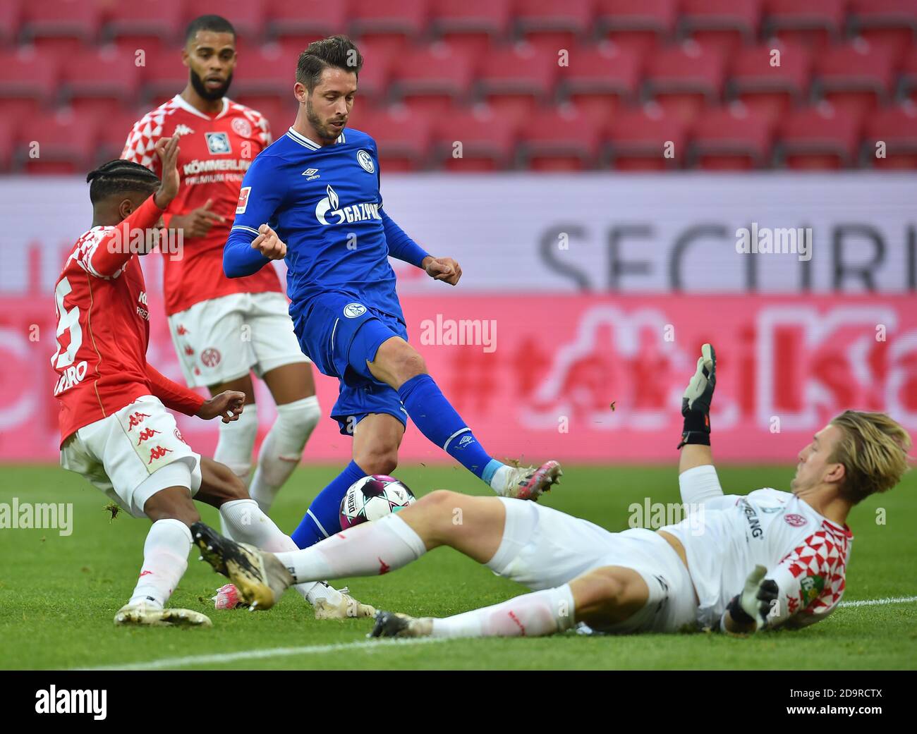 Mainz, Deutschland. November 2020. Fußball: Bundesliga, FSV Mainz 05 - FC Schalke 04, 7. Spieltag. Schalkes Mark Uth vergibt eine Torchance gegen Mainzer Torwart Robin Zentner. Quelle: Torsten Silz/dpa - WICHTIGER HINWEIS: Gemäß den Bestimmungen der DFL Deutsche Fußball Liga und des DFB Deutscher Fußball-Bund ist es untersagt, im Stadion und/oder aus dem Spiel aufgenommene Aufnahmen in Form von Sequenzbildern und/oder videoähnlichen Fotoserien zu nutzen oder auszunutzen./dpa/Alamy Live News Stockfoto