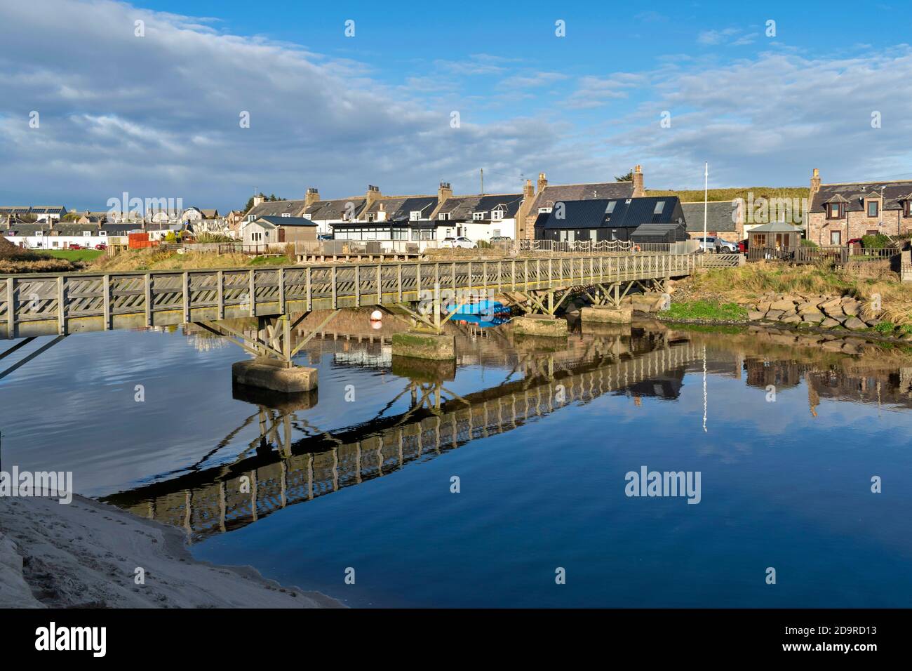 CRUDEN BAY ABERDEENSHIRE SCHOTTLAND DORFHÄUSER UND DIE HOLZBRÜCKE SPIEGELT SICH IM FLUSS CRUDEN WASSER Stockfoto