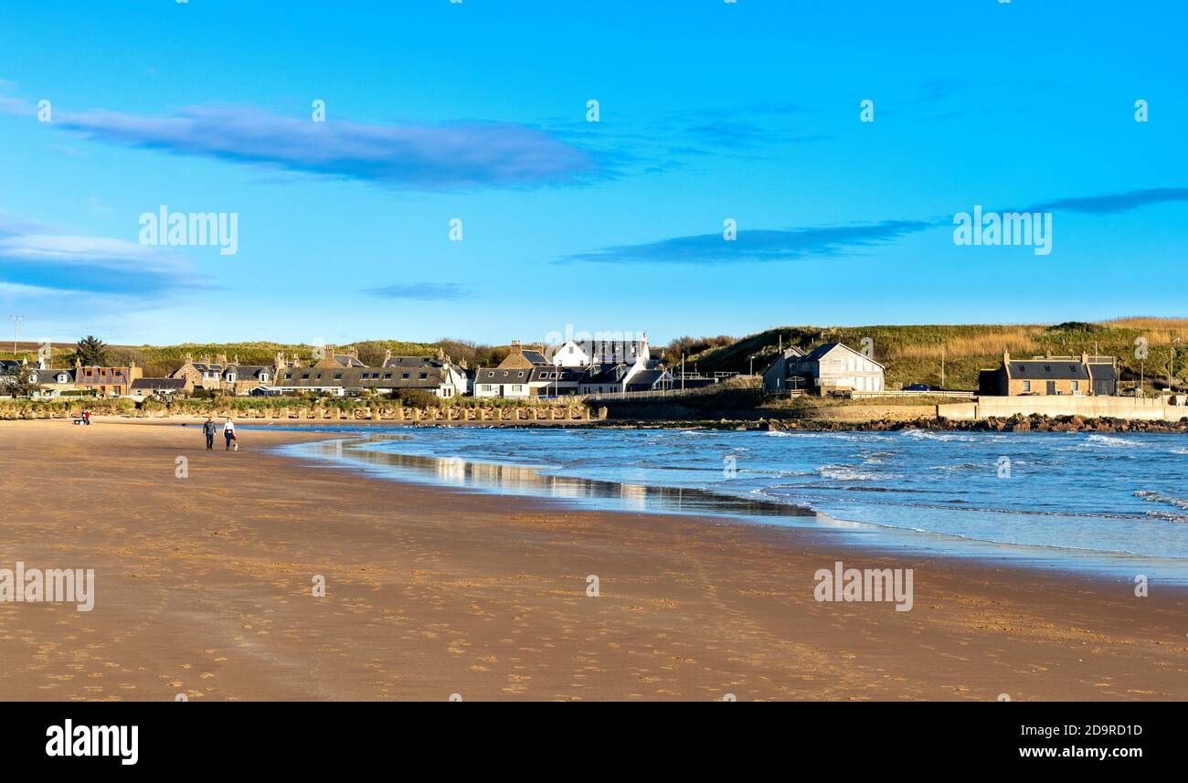 CRUDEN BAY ABERDEENSHIRE SCHOTTLAND DORFHÄUSER MIT BLICK AUF DEN FLUSS CRUDEN WASSER UND SANDSTRAND Stockfoto