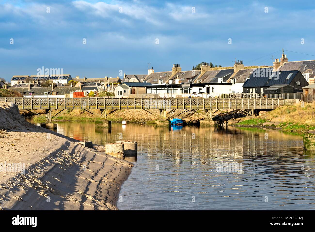 CRUDEN BAY ABERDEENSHIRE SCHOTTLAND DORF BEHERBERGT HOLZBRÜCKE UND SAND UFER DES FLUSSES CRUDEN WASSER Stockfoto
