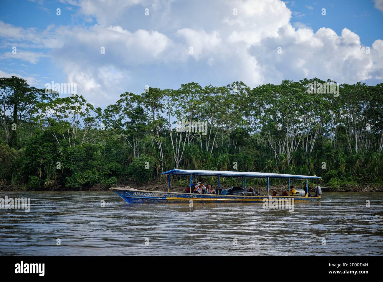 Ein Touristenboot in Amazonien, Peru (Region Madre de Dios, Nationalpark Manu) Stockfoto