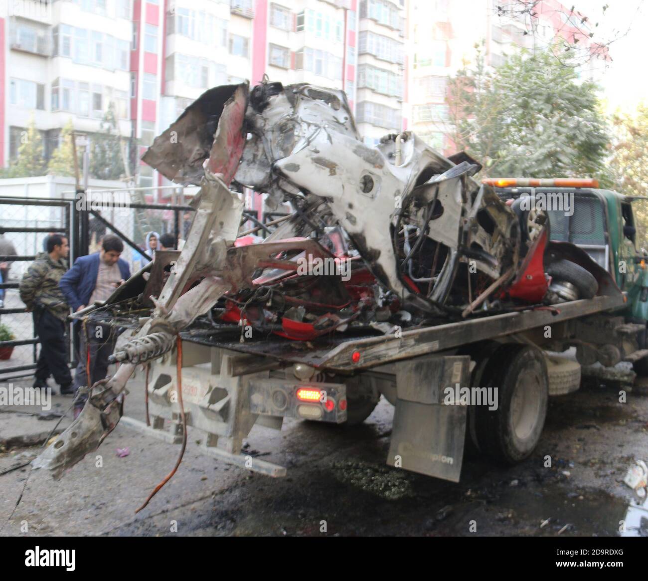 Kabul, Afghanistan. November 2020. Ein LKW transportiert ein beschädigtes Fahrzeug vom Ort eines Bombenanschlags in Kabul, Afghanistan, 7. November 2020. Drei Menschen, darunter ein prominenter Journalist und Berater der afghanischen Zentralbank, wurden am Samstag bei einem Bombenanschlag auf ein Fahrzeug in der Nähe eines diplomatischen Viertels in Kabul getötet, bestätigte die Hauptstadtpolizei. Quelle: Str/Xinhua/Alamy Live News Stockfoto