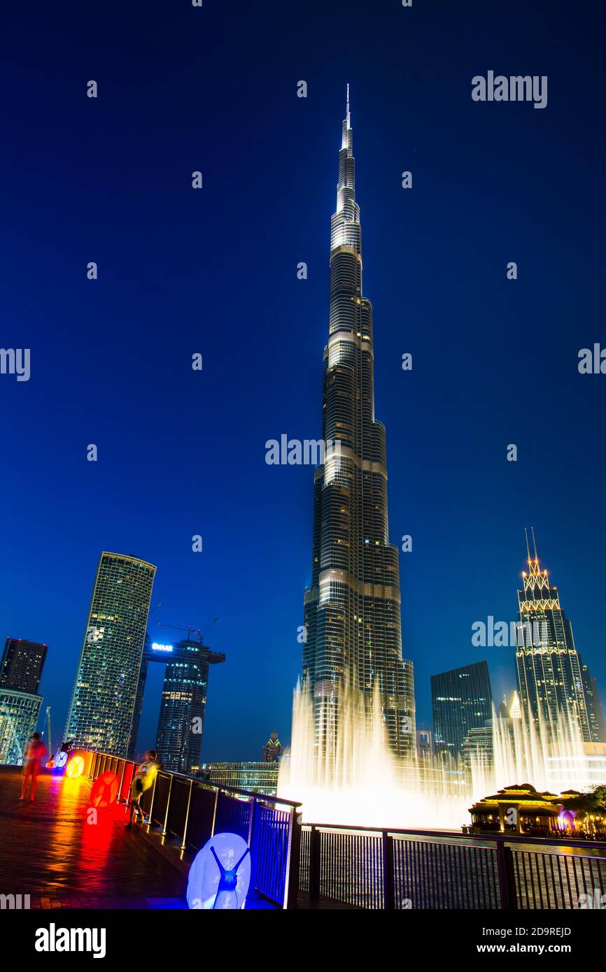 Dubai, Vereinigte Arabische Emirate - 18. Mai 2018: Burj Khailfa, das höchste Gebäude der Welt, hoch über der Innenstadt von Dubai bei Nacht mit der fo Stockfoto