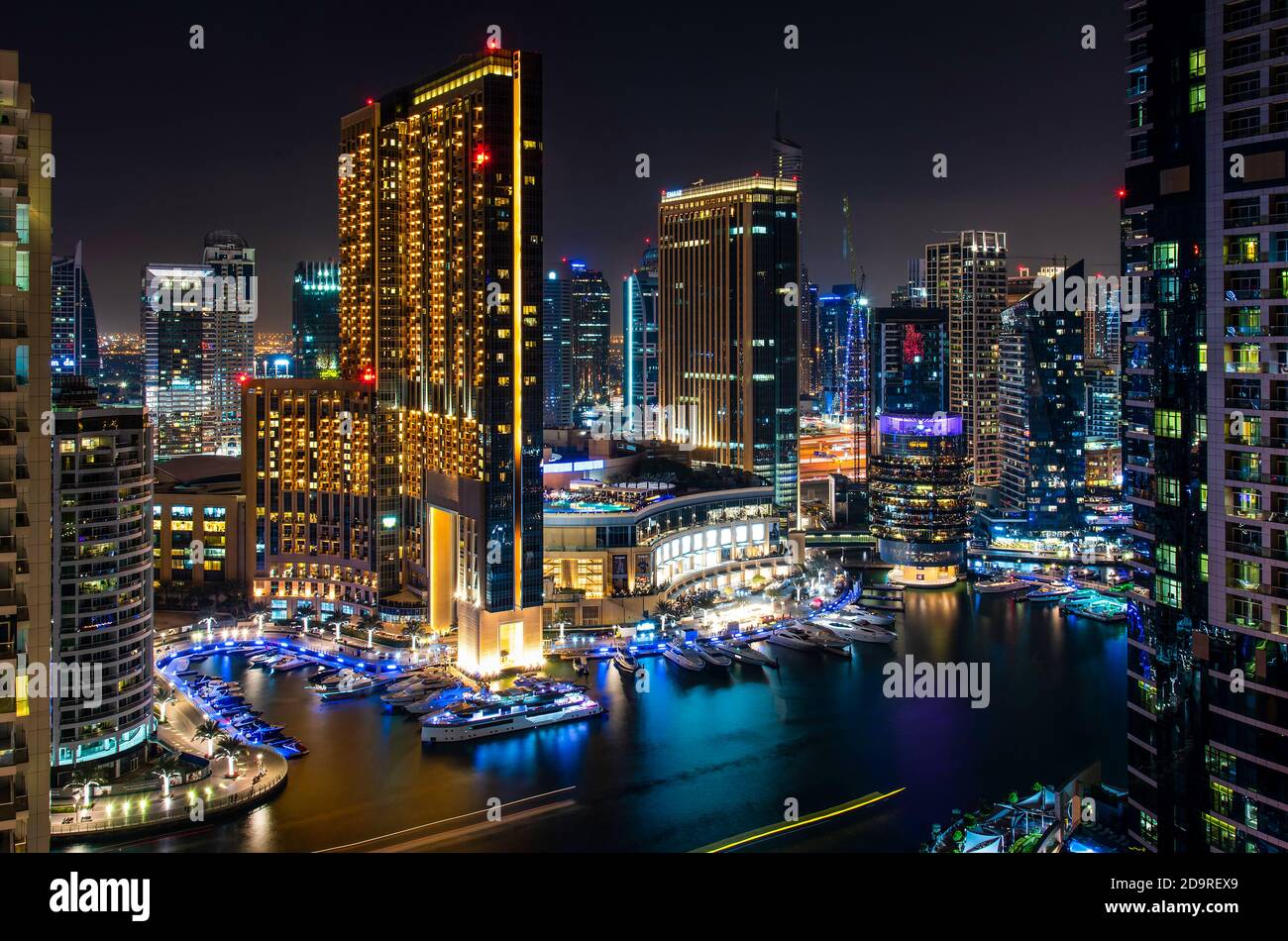 Dubai, Vereinigte Arabische Emirate - November 16, 2018: Dubai Marina Nacht Blick auf moderne Architektur und Luxus der berühmten Reiseziel Stockfoto