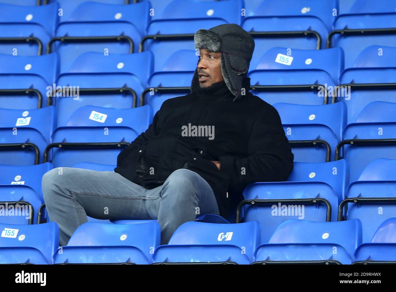 Birkenhead, Großbritannien. November 2020. Der Ex-England- und man Utd-Spieler Paul Ince wird gesehen, wie er das Spiel von der Tribüne aus beobachtet. Der Emirates FA Cup, 1. Runde Spiel, Tranmere Rovers gegen Accrington Stanley im Prenton Park, Birkenhead, Wirral am Samstag, 7. November 2020. Dieses Bild darf nur für redaktionelle Zwecke verwendet werden. Nur redaktionelle Verwendung, Lizenz für kommerzielle Nutzung erforderlich. Keine Verwendung in Wetten, Spiele oder ein einzelner Club / Liga / Spieler Publikationen.pic von Chris Stading / Andrew Orchard Sport Fotografie / Alamy Live News Kredit: Andrew Orchard Sport Fotografie / Alamy Live News Stockfoto