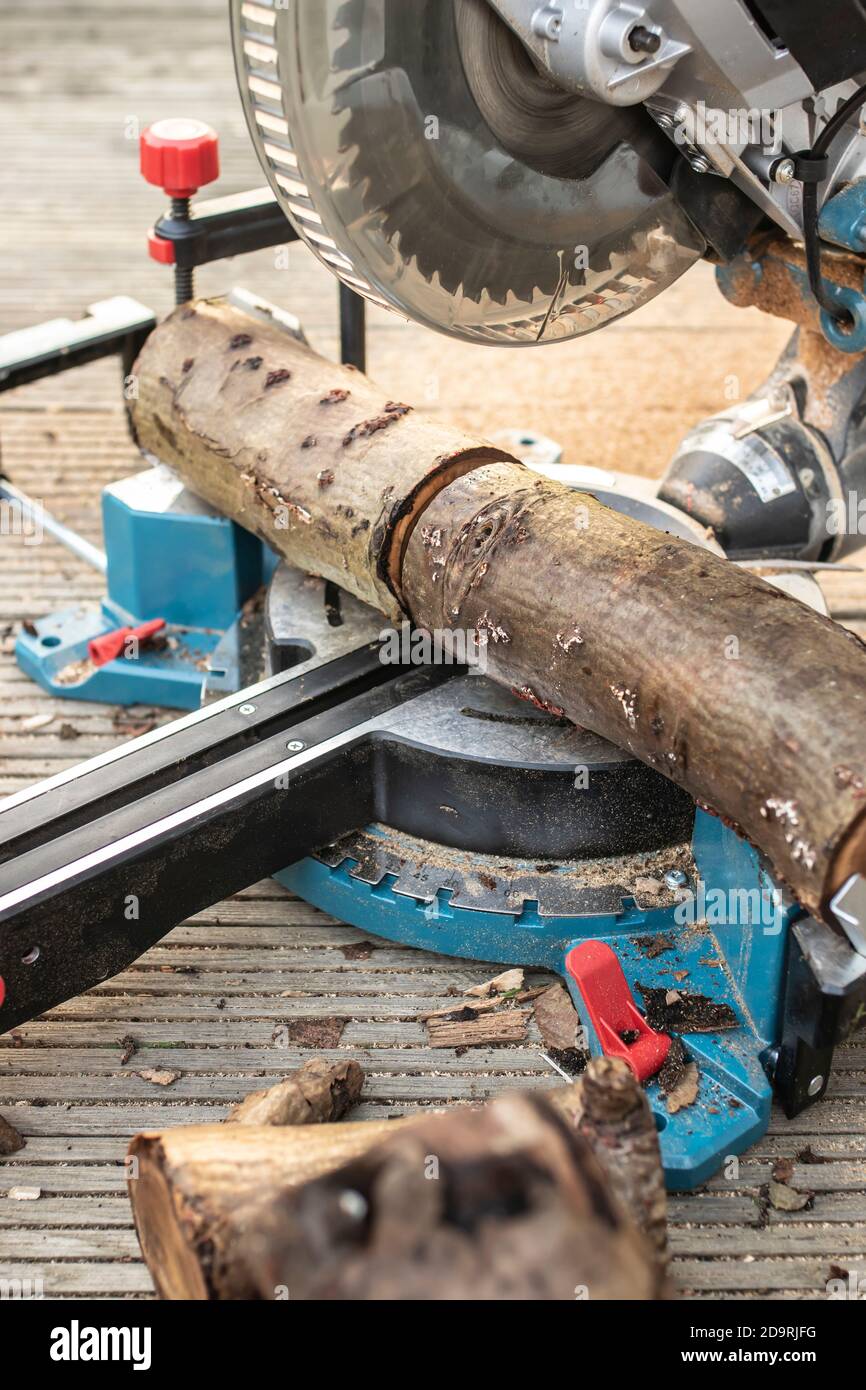 Erbauer Gehrungsschneider sägen Holzhacken für Brennholz Stockfoto