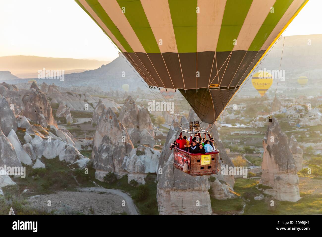 Heißluftballons fliegen über Kappadokien-Täler bei Sonnenaufgang Stockfoto