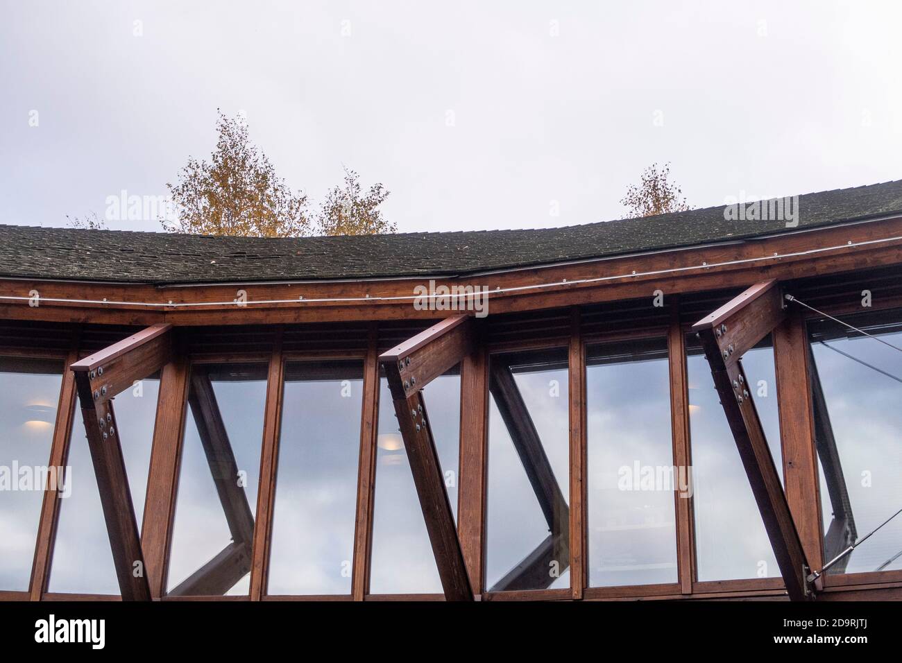 Nachhaltiges Gebäude mit Holzrahmen, Smile Dentists, Exeter. Wiederverwendbare Materialien. Stockfoto