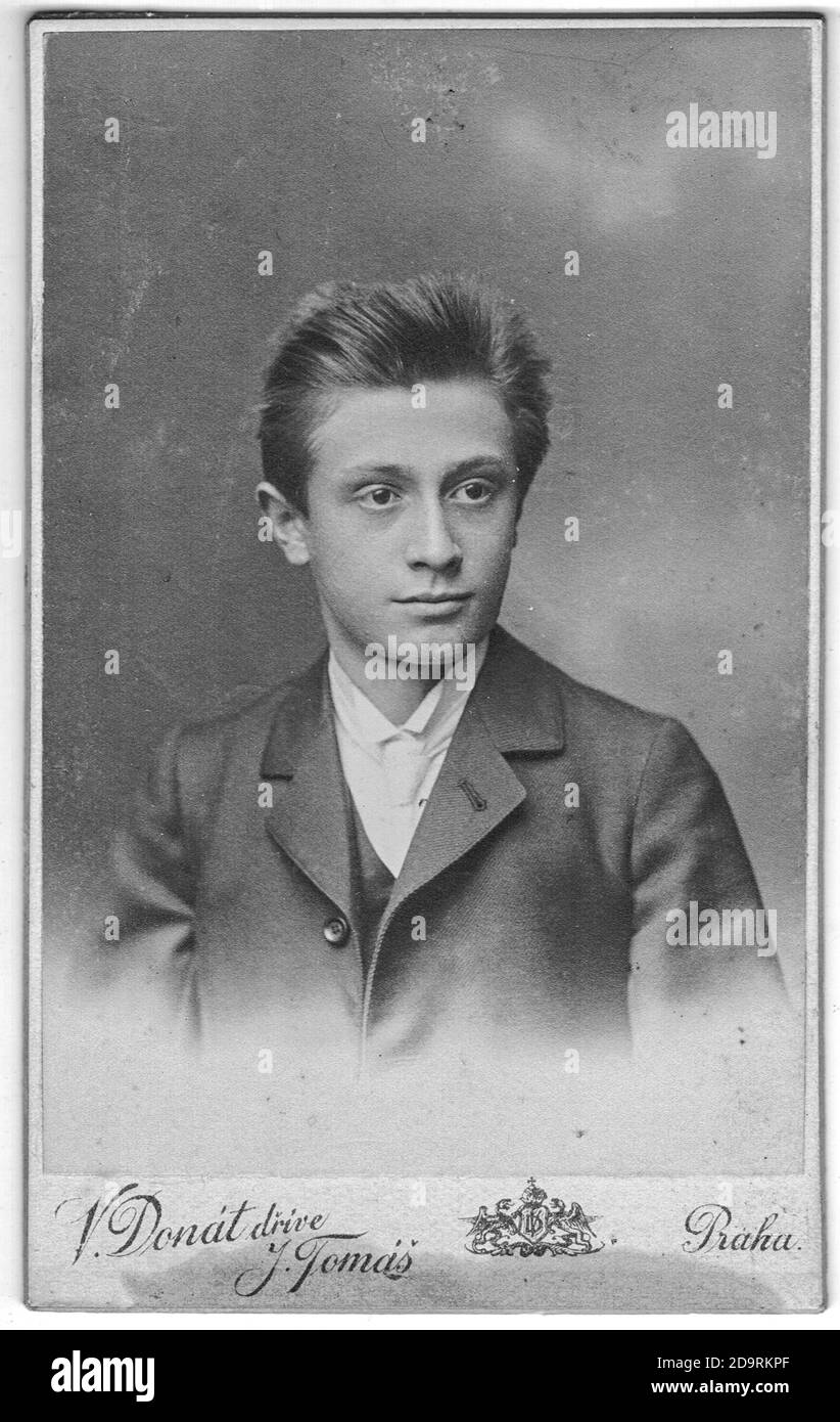 PRAHA-PRAG, ÖSTERREICH - UNGARN - UM 1910: Die alte Kabinettkarte zeigt das Porträt des jungen Mannes. Das Foto wurde in einem Fotostudio aufgenommen. Foto wurde aufgenommen Stockfoto