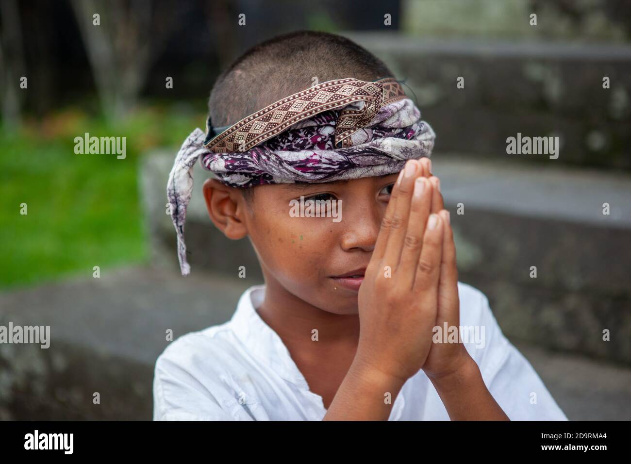 Bali, Indinesien - 04. MÄRZ 2013: Kinder, Jungen, in festlicher Kleidung und traditioneller Kopfbedeckung in Pura Besakih, Balinesiens größtem hindu-Tempel und den meisten Stockfoto