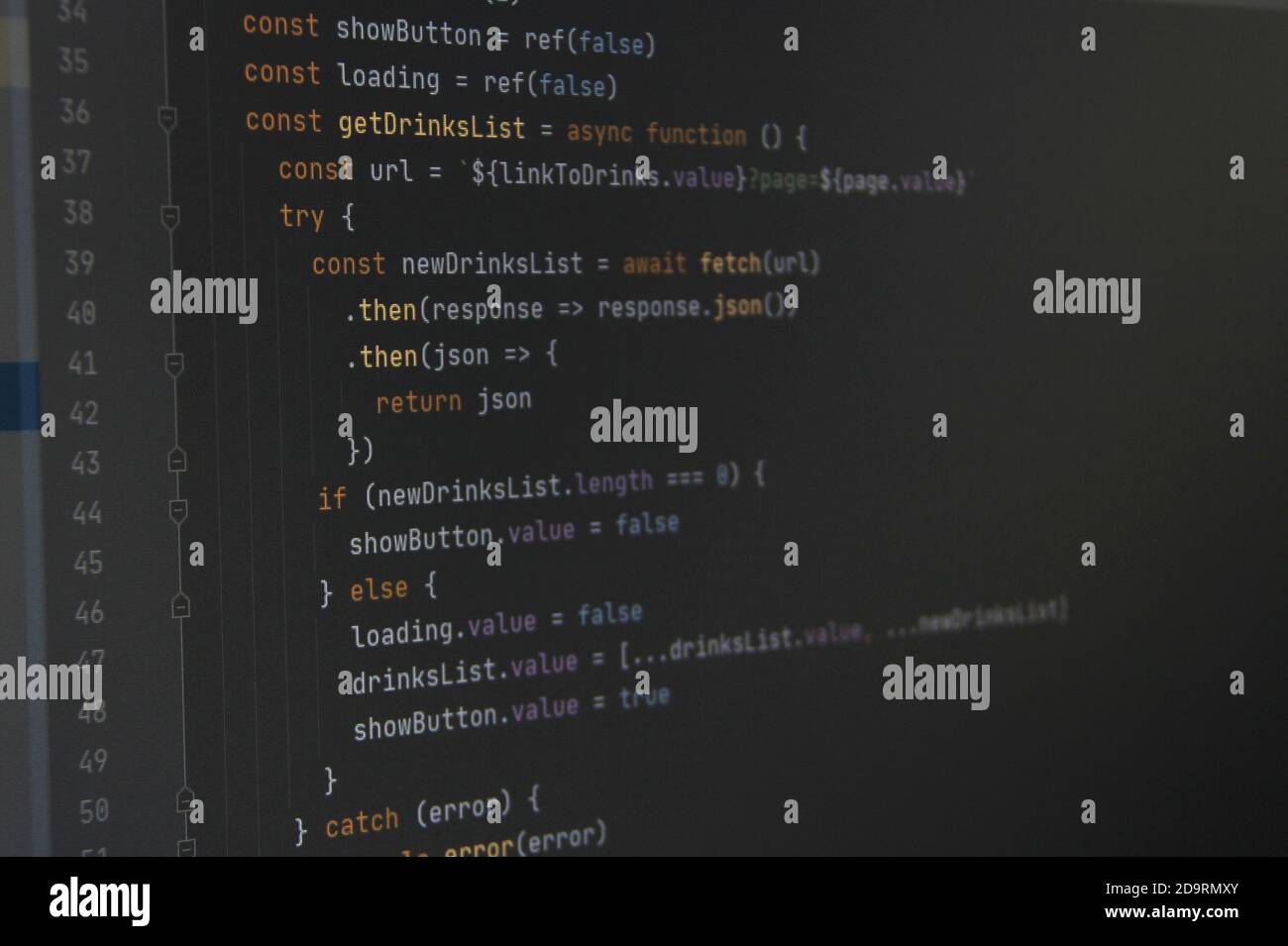 Der JavaScript-Code des Programms auf dem schwarzen Bildschirm des Computers. Das Konzept von Website, Internet, Cyber-Sicherheit, Hacking und Software. Stockfoto