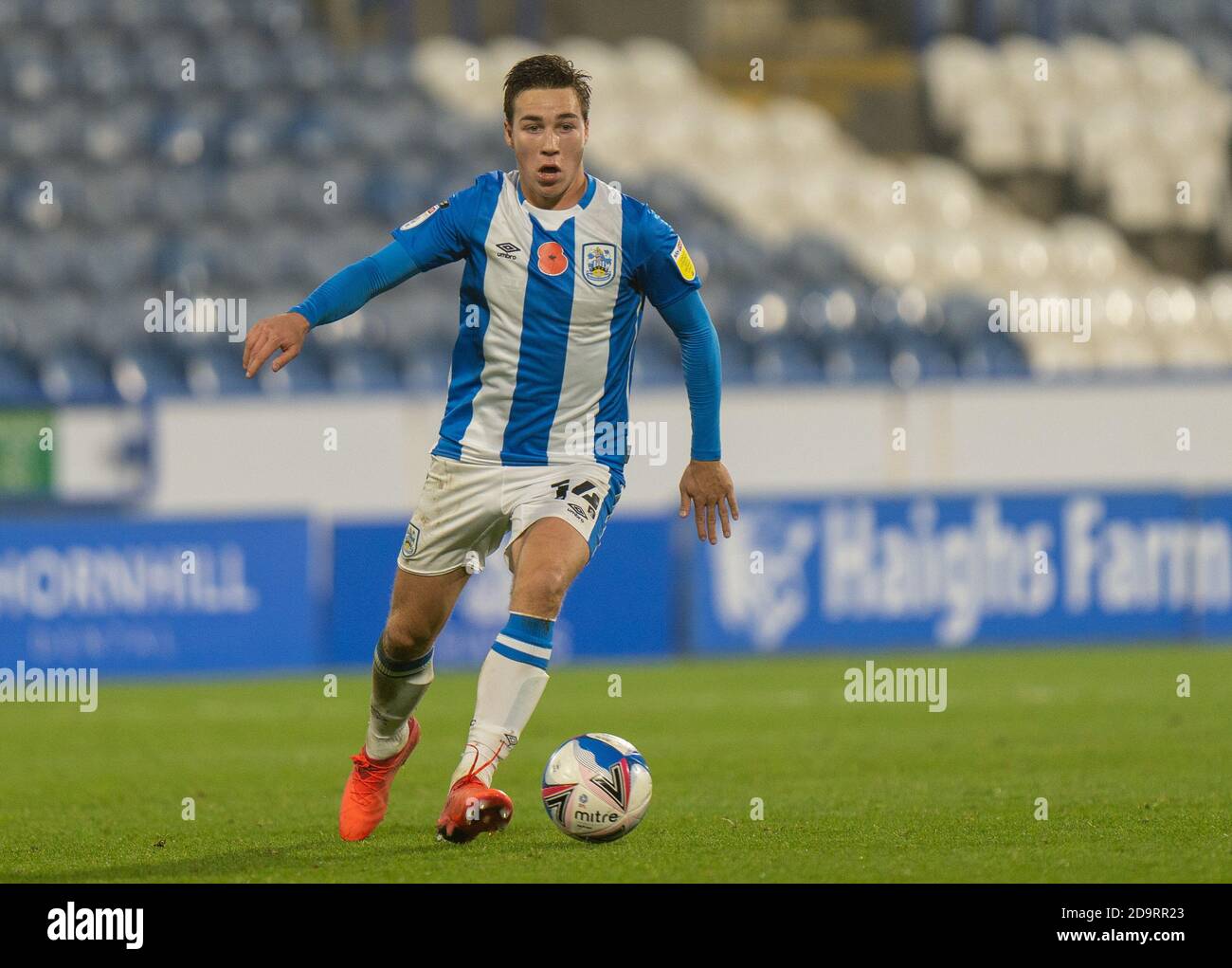 Huddersfield, Yorkshire, Großbritannien. 7. November 2020 The John Smiths Stadium, Huddersfield, Yorkshire, England; English Football League Championship Football, Huddersfield Town gegen Luton Town; Carel Eiting von Huddersfield Town auf dem Ball Stockfoto