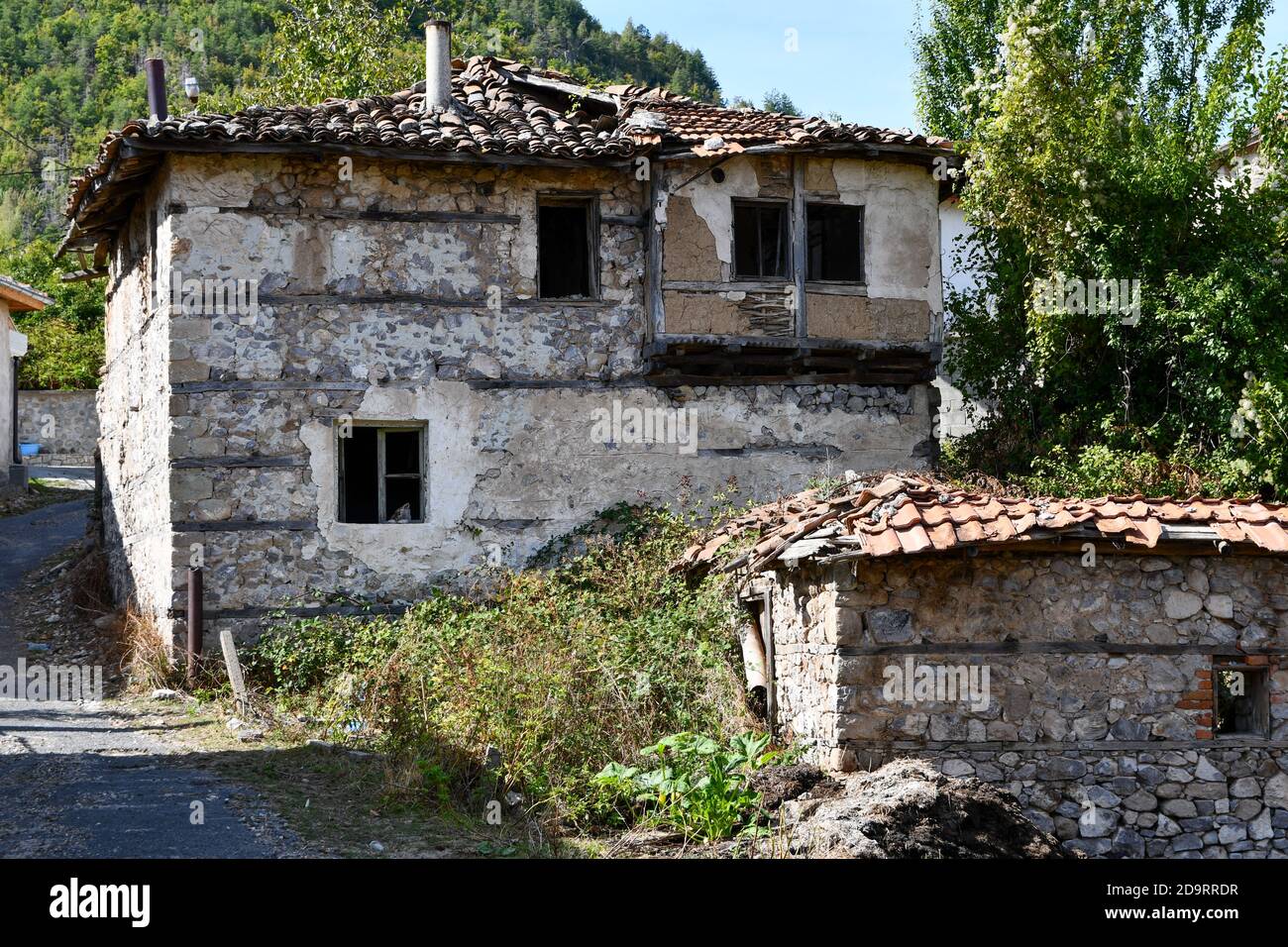 Ruinen eines Steindorfhauses in einem abonierten türkischen Dorf in Bulgarien. Stockfoto