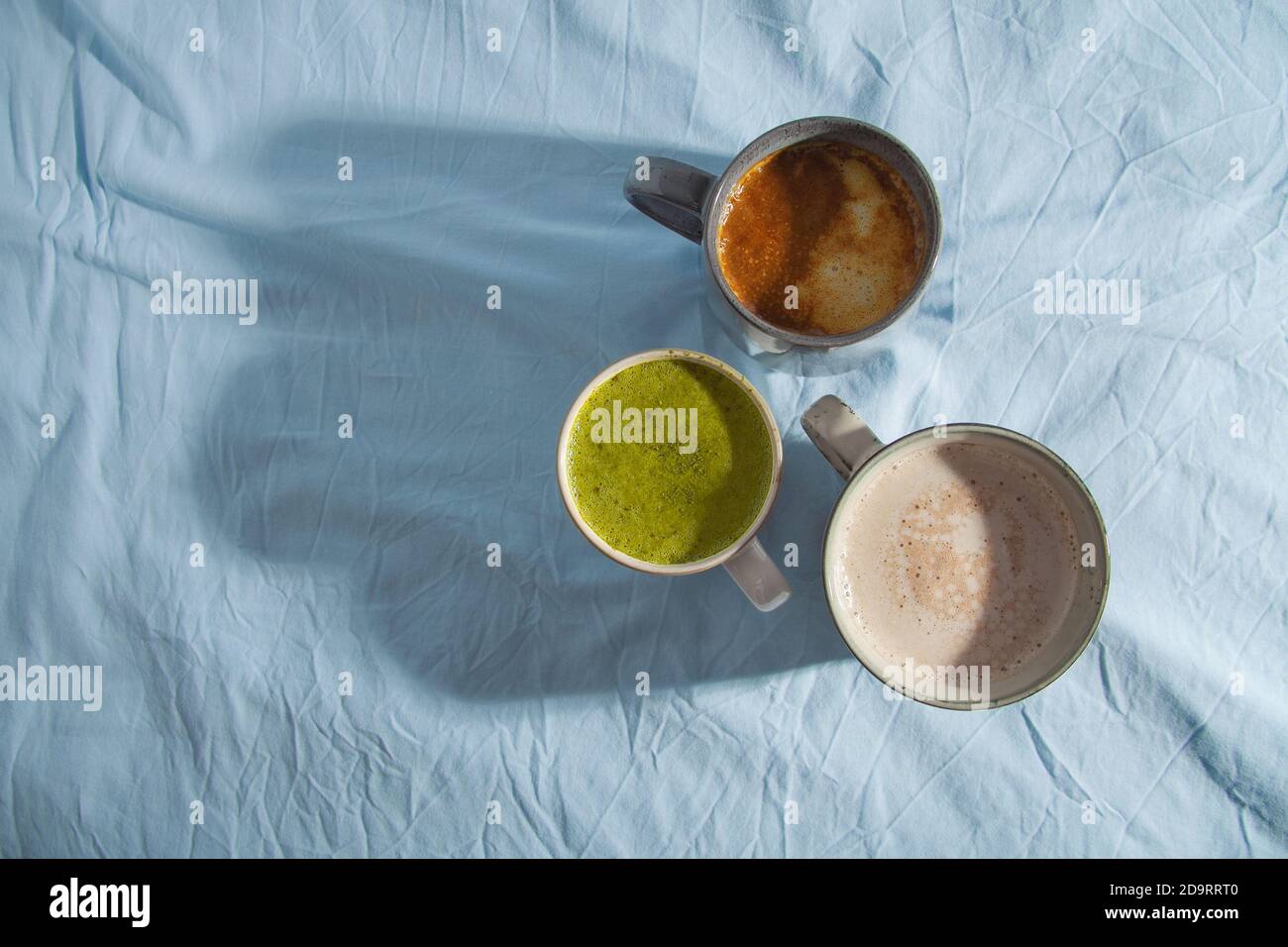 Verschiedene vegane Kakao Getränk auf blauem Hintergrund Draufsicht. Milchgetränk Stockfoto