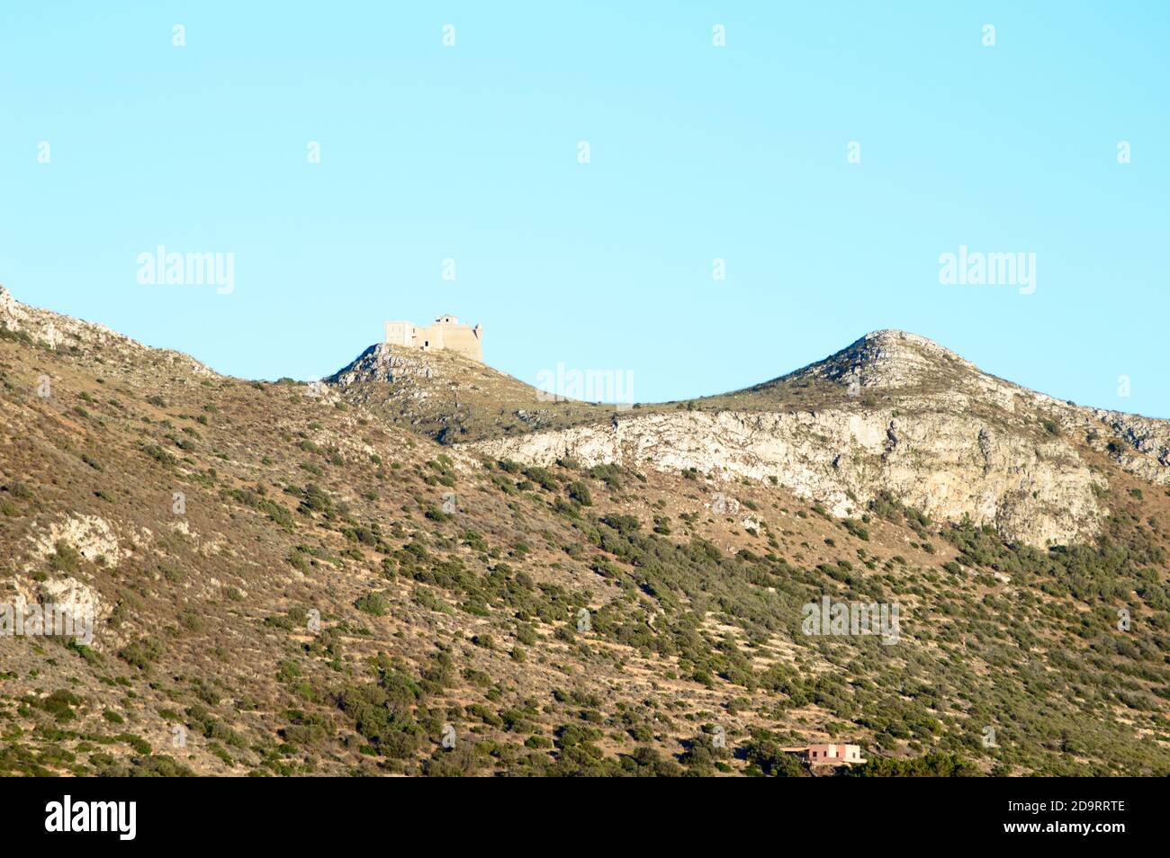 Trockene Landschaft der Insel Favignana in der Nähe der Küste von Sizilien im Mittelmeer. Auf den Hügeln die Burg von Santa Caterina Stockfoto