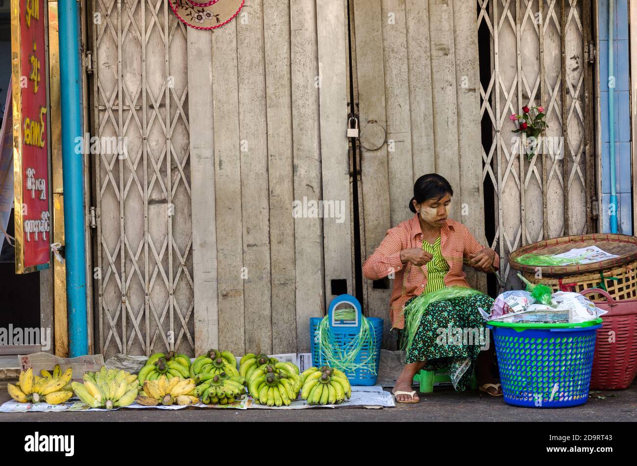 Ein Bananenverkäufer in den Straßen von Yangon, Myanmar Stockfoto