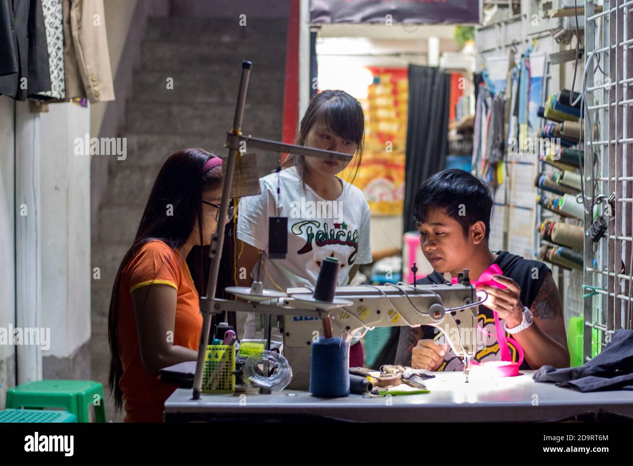 Ein kleiner Schneider in den Straßen von Yangon bei Nacht, Yangon, Myanmar Stockfoto