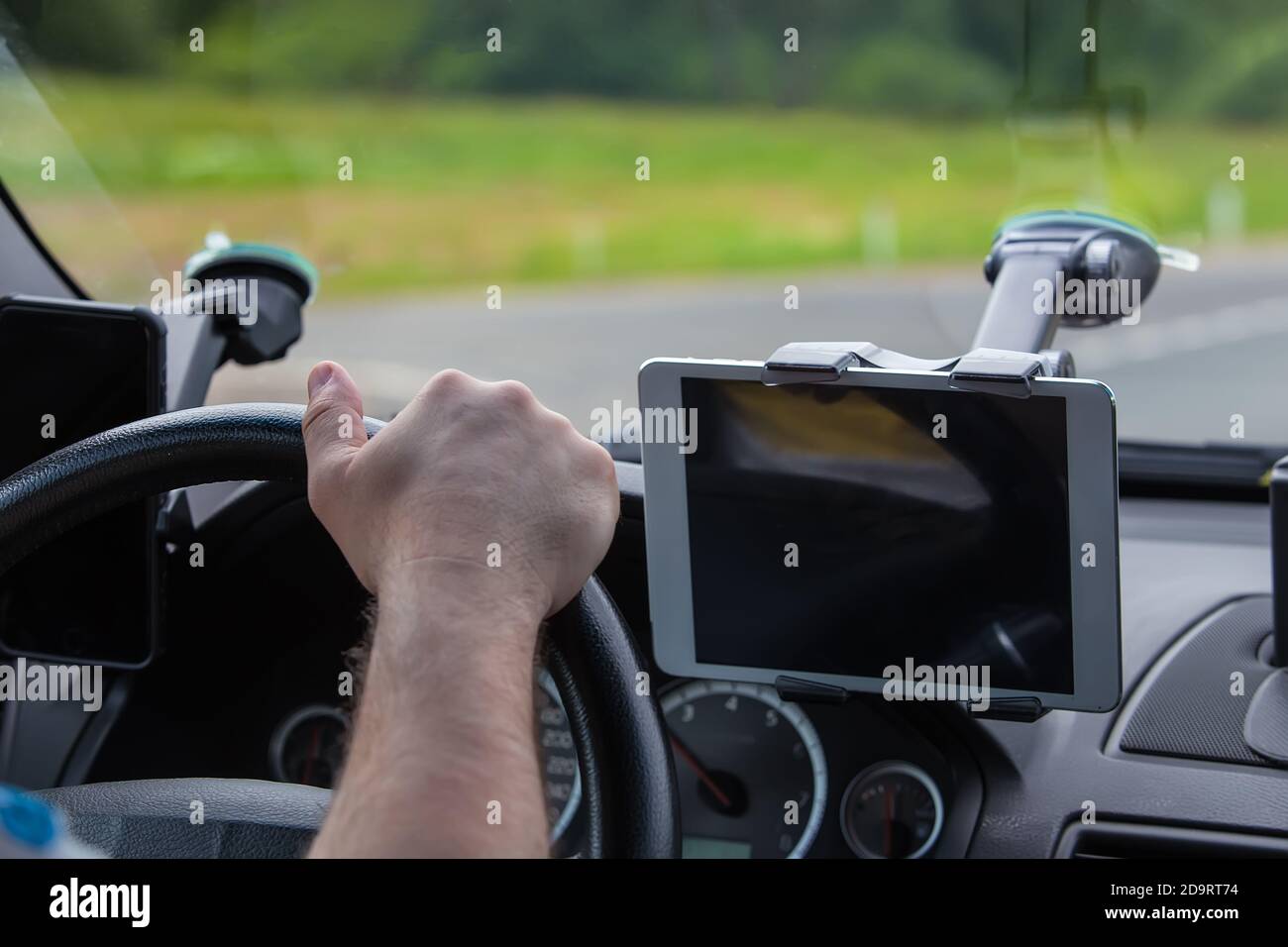 Fahrer im Auto steuert den Navigator. Close-up Teil Stockfoto