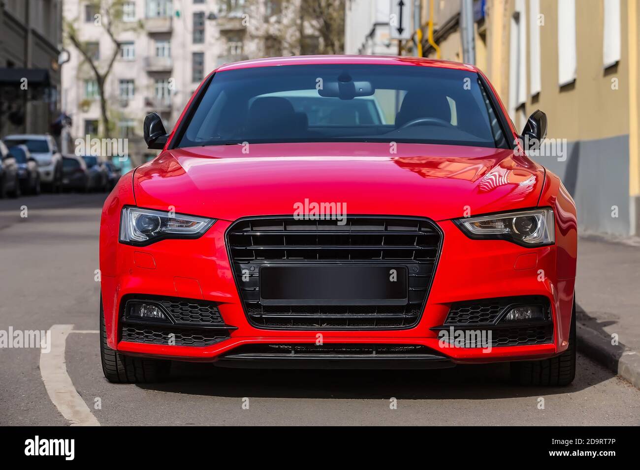 Rotes Luxusauto, das auf der Stadtstraße geparkt ist Stockfoto Rotes Luxusauto, das auf der Stadtstraße geparkt ist Stockfoto