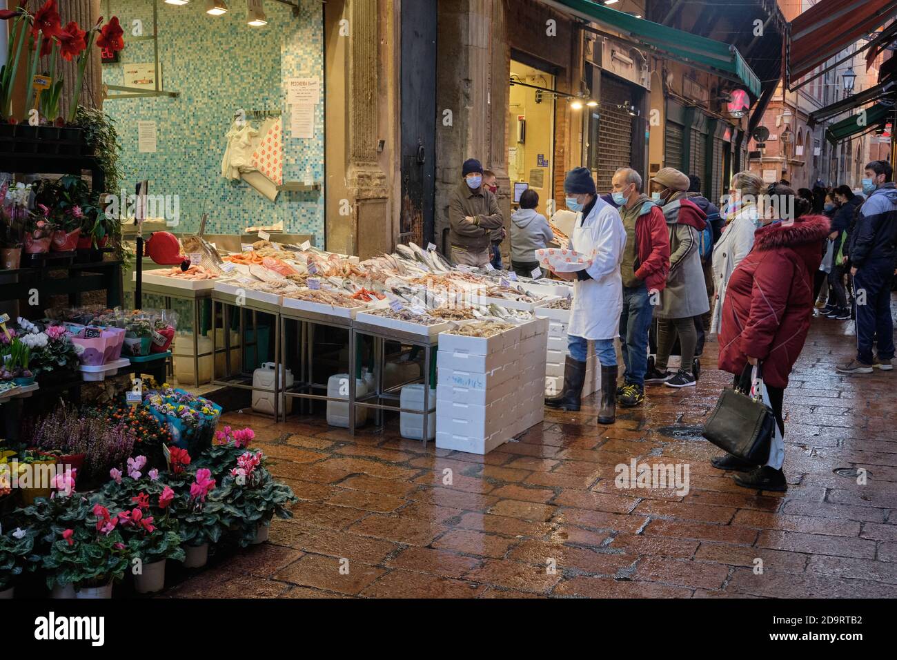 Bologna, Italien - Oktober 31 2020:zentraler Bereich der mittelalterlichen Stadt, genannt das Viereck, wo Sie viele Lebensmittelgeschäfte in den engen Gassen finden können Stockfoto