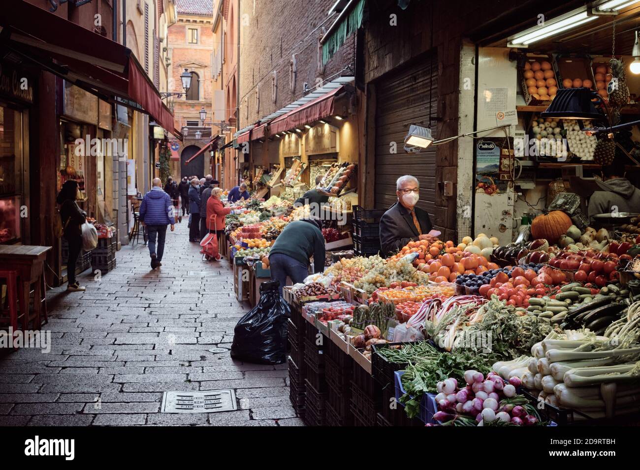 Bologna, Italien - Oktober 31 2020:zentraler Bereich der mittelalterlichen Stadt, genannt das Viereck, wo Sie viele Lebensmittelgeschäfte in den engen Gassen finden können Stockfoto