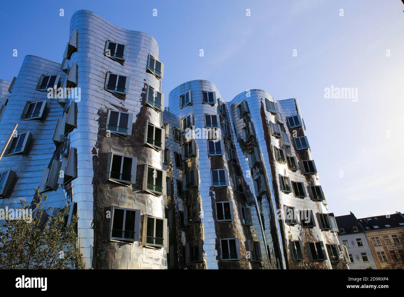 Düsseldorf (Medienhafen), Deutschland - 7. November. 2020: Blick auf Gehry Haus mit silber glänzend futuristisch metallic Aluminium Fassade mit Büros Stockfoto