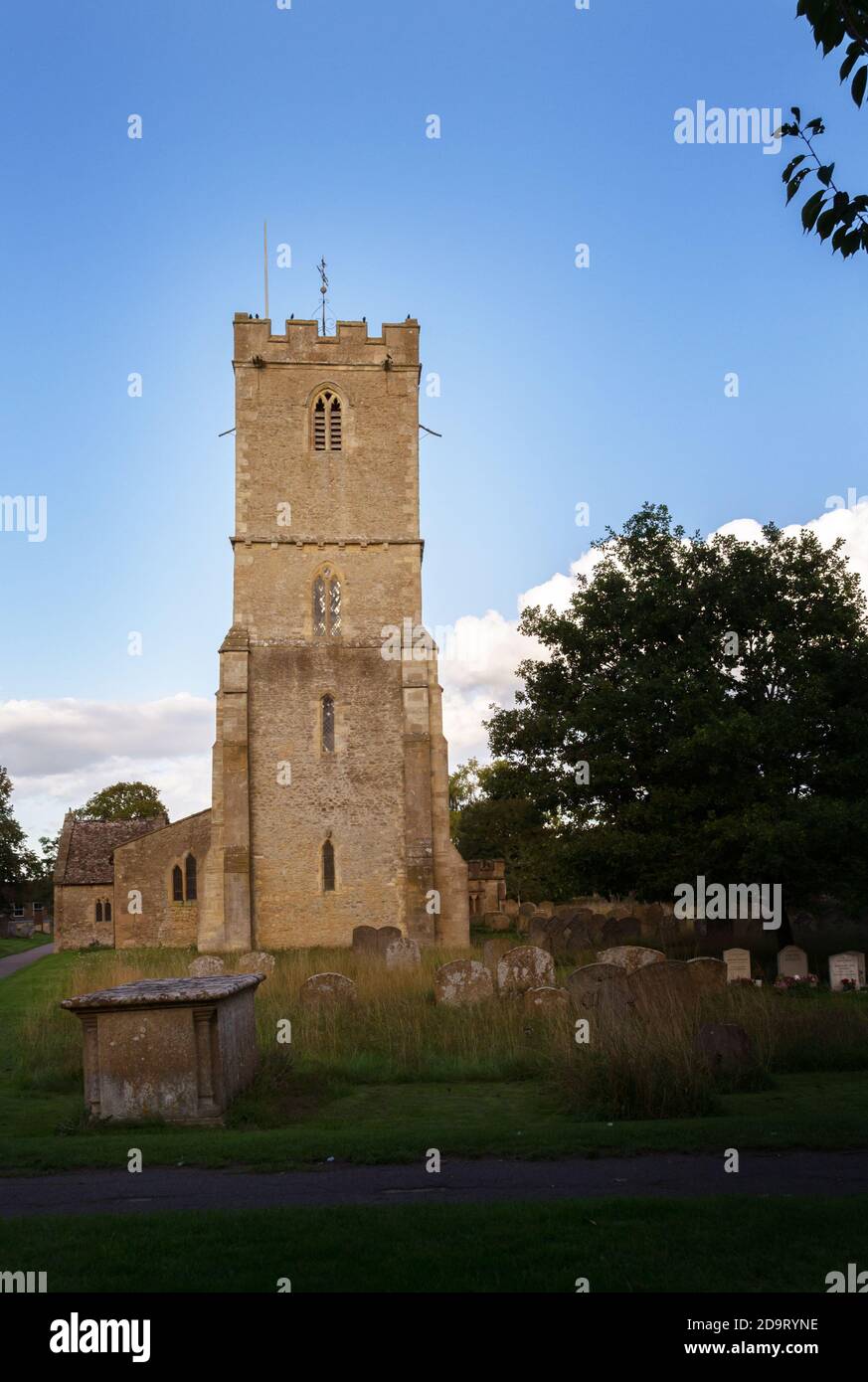 STANFORD IM VALE, ENGLAND - 5. SEPTEMBER 2020: St. Denys Kirche und der Kirchhof an einem Sommerabend Stockfoto