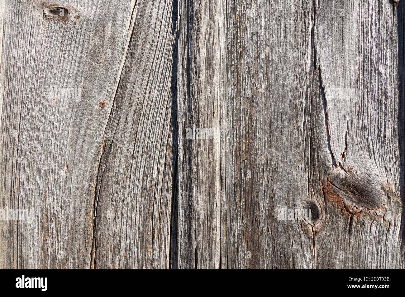 Verwitterter Holzhintergrund in natürlichem Licht. Stockfoto