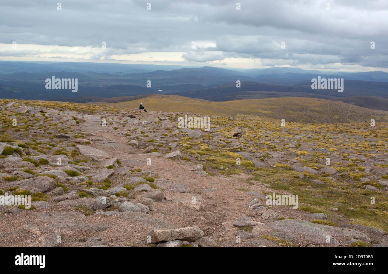 Touristen mit Blick auf Cairn Gorm, Cairngorms National Park, Schottland, Großbritannien. Stockfoto