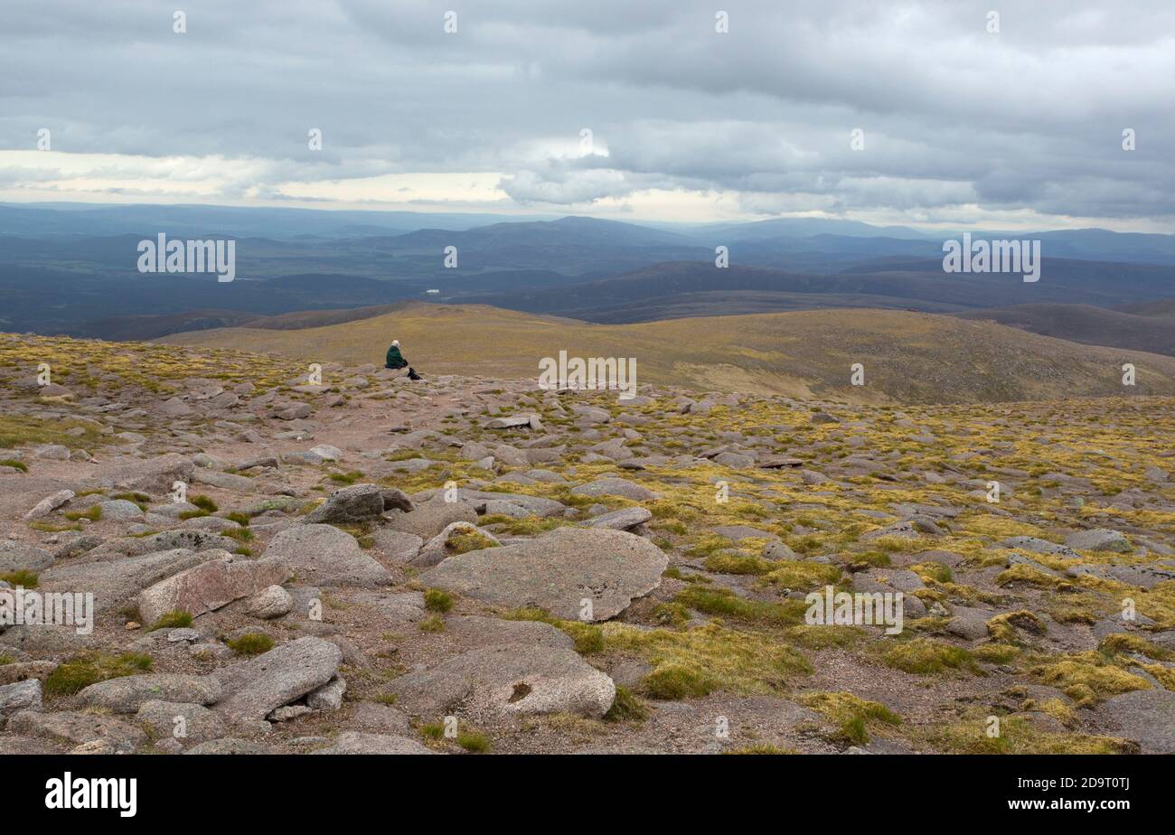 Touristen mit Blick auf Cairn Gorm, Cairngorms National Park, Schottland, Großbritannien. Stockfoto