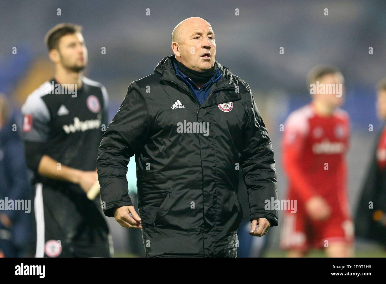 Birkenhead, Großbritannien. November 2020. Accrington Stanley Manager John Coleman sieht niedergeschlagen aus, als er sich am Ende des Spiels vom Spielfeld entfernt. Der Emirates FA Cup, 1. Runde Spiel, Tranmere Rovers gegen Accrington Stanley im Prenton Park, Birkenhead, Wirral am Samstag, 7. November 2020. Dieses Bild darf nur für redaktionelle Zwecke verwendet werden. Nur redaktionelle Verwendung, Lizenz für kommerzielle Nutzung erforderlich. Keine Verwendung in Wetten, Spiele oder ein einzelner Club / Liga / Spieler Publikationen.pic von Chris Stading / Andrew Orchard Sport Fotografie / Alamy Live News Kredit: Andrew Orchard Sport Fotografie / Alamy Live News Stockfoto
