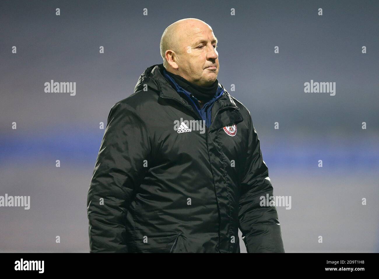 Birkenhead, Großbritannien. November 2020. Accrington Stanley Manager John Coleman sieht niedergeschlagen aus, als er sich am Ende des Spiels vom Spielfeld entfernt. Der Emirates FA Cup, 1. Runde Spiel, Tranmere Rovers gegen Accrington Stanley im Prenton Park, Birkenhead, Wirral am Samstag, 7. November 2020. Dieses Bild darf nur für redaktionelle Zwecke verwendet werden. Nur redaktionelle Verwendung, Lizenz für kommerzielle Nutzung erforderlich. Keine Verwendung in Wetten, Spiele oder ein einzelner Club / Liga / Spieler Publikationen.pic von Chris Stading / Andrew Orchard Sport Fotografie / Alamy Live News Kredit: Andrew Orchard Sport Fotografie / Alamy Live News Stockfoto