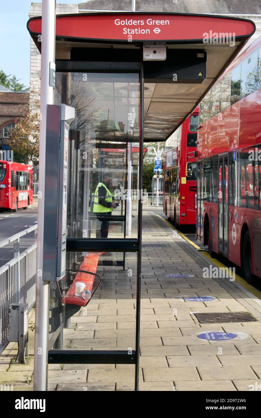 Das erste Wochenende der zweiten nationalen Sperre in Großbritannien. Leere rote Londoner Busse und Busbahnhof in Golders Green, London am Samstag, 7. November. Stockfoto