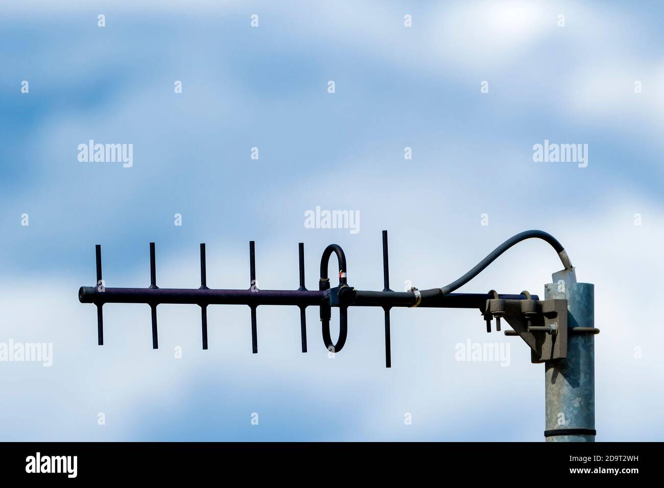 Kleine Antenne auf einem Mast. Diese Antenne wird an Industriestandorten verwendet, um industrielle Überwachungsgeräte an eine zentrale Überwachungsstation anzuschließen. Stockfoto