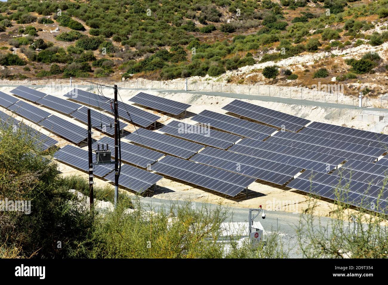 Große Solarpanel-Array zur Stromerzeugung für das Netz, Pissouri Solar Park in der Lage zu erzeugen 1.5 MW, Zypern Stockfoto