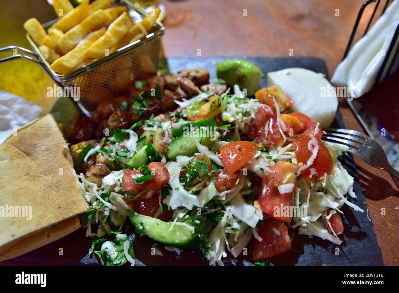 Grüner Salat, Pommes und Pitta Brot im Restaurant Stockfoto