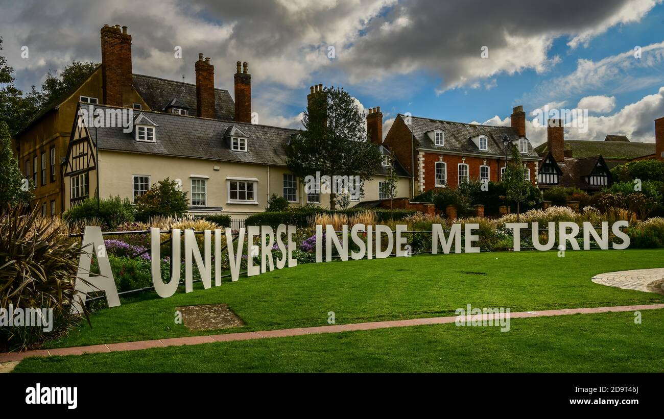 A Universe Inside Me dreht sich in Gloucester Cathedral von Luke Jerram Stockfoto