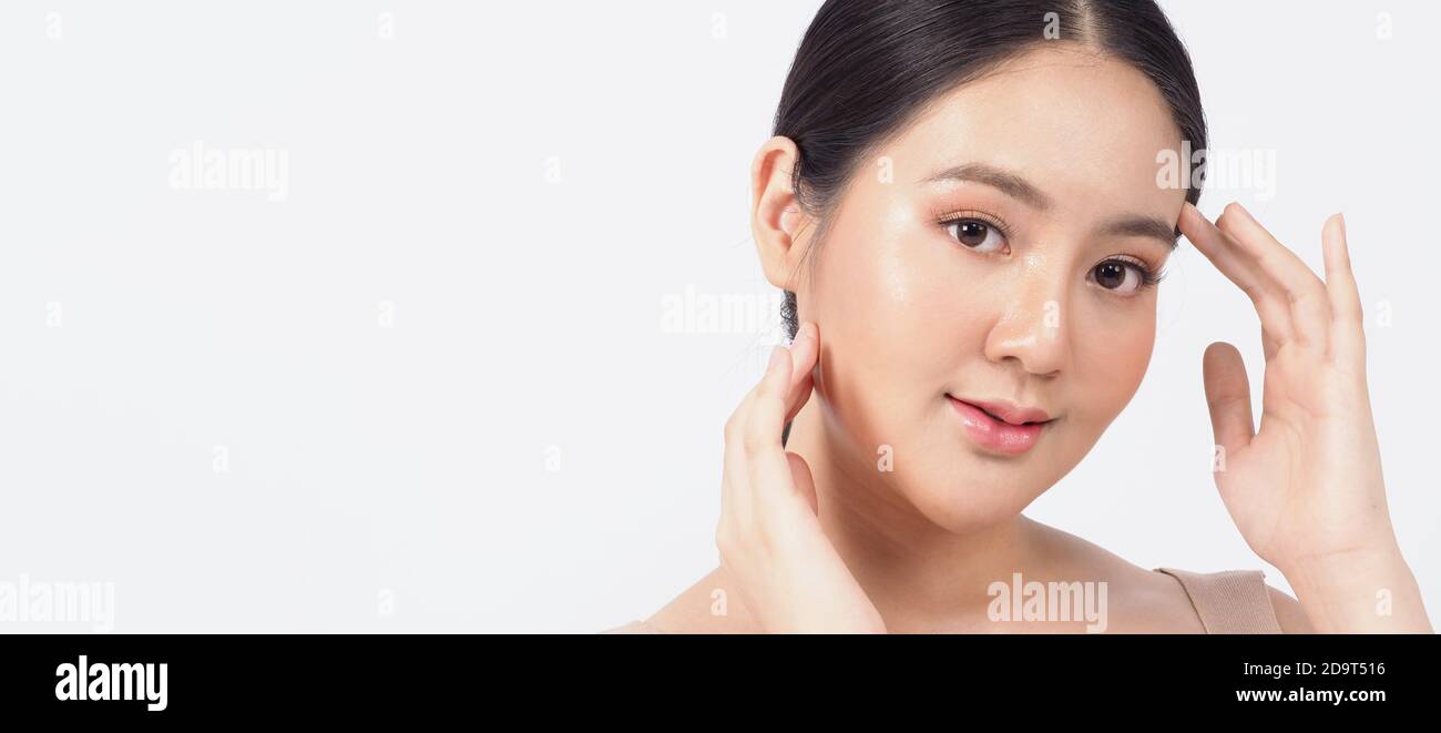 Junge asiatische Frau Schönheit Gesicht Make-up für Hautpflege kosmetische und zeigt natürliche Wellness weich und fest und zeitlos Gesichtshaut. Sie jünger aussehende oder Stockfoto