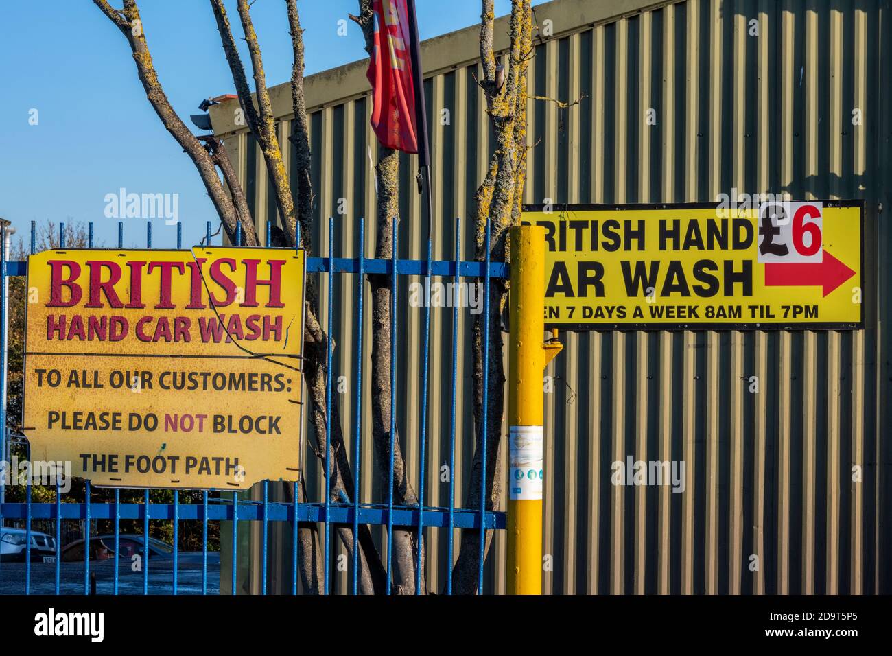 Schilder, die eine britische Handwäsche von osteuropäischen Einwanderern bewirten. Stockfoto