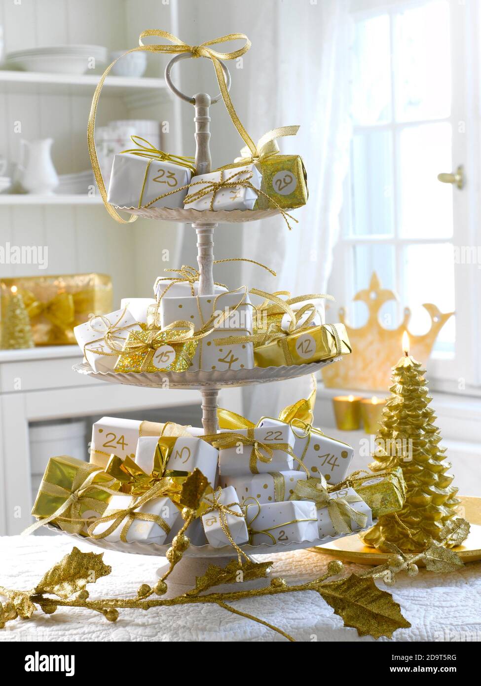 Adventskalender: Etagere with golden Christmas gifts UK VERWENDEN SIE  NUR/E-MAIL, UM ANDERE RECHTE ZU KLÄREN Stockfotografie - Alamy