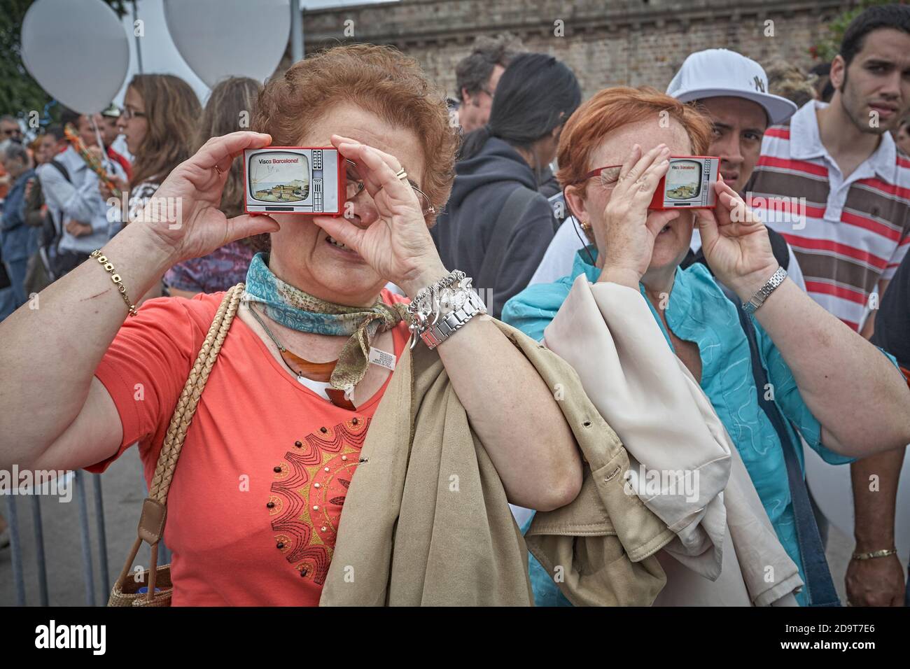 Barcelona, Katalonien, Spanien, Juni 2008. Zwei Frauen betrachten Fotos in einem Werbe-Sucher der Stadt Barcelona. Stockfoto