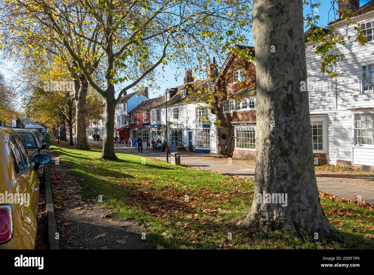 Der breite Bürgersteig der Tenterden High Street an einem sonnigen Herbsttag, Kent, UK, GB Stockfoto