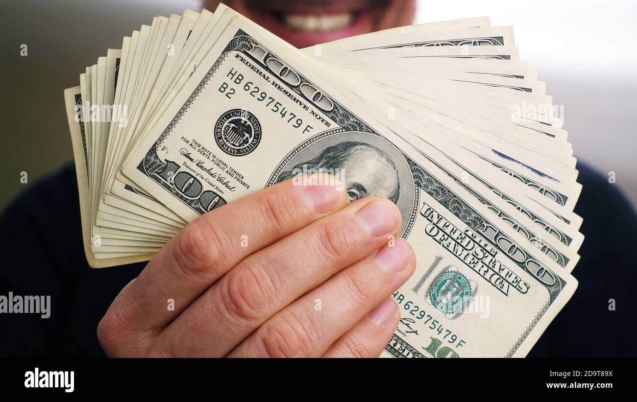 Ein Stapel von 100 Dollar Scheine in einem reichen Mann Hände Stockfoto Ein Stapel von 100 Dollar Scheine in einem reichen Mann Hände Stockfoto