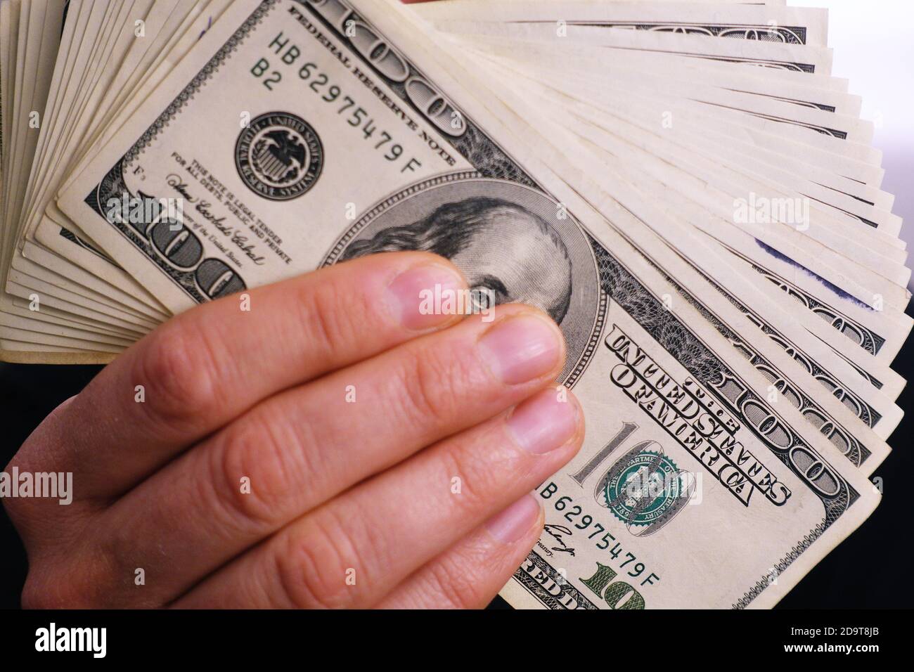 Ein Stapel von 100 Dollar Scheine in einem reichen Mann Hände Stockfoto Ein Stapel von 100 Dollar Scheine in einem reichen Mann Hände Stockfoto