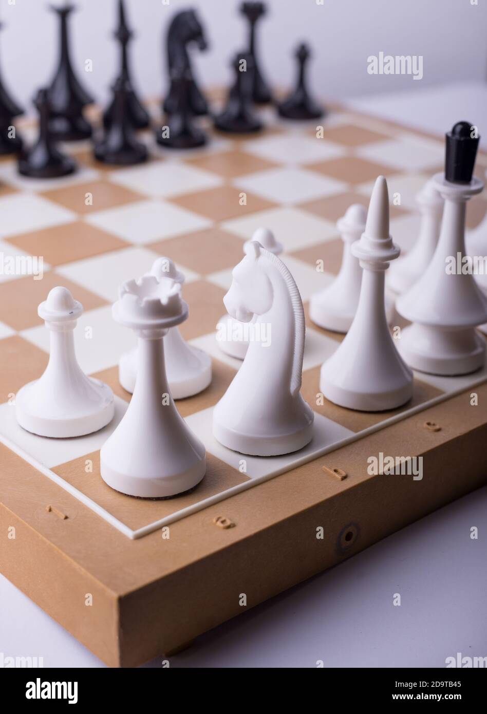 Schachmatt Schachfiguren auf Schachbrett. Chess Opening Turnier Ankündigung Hintergrund. Stockfoto