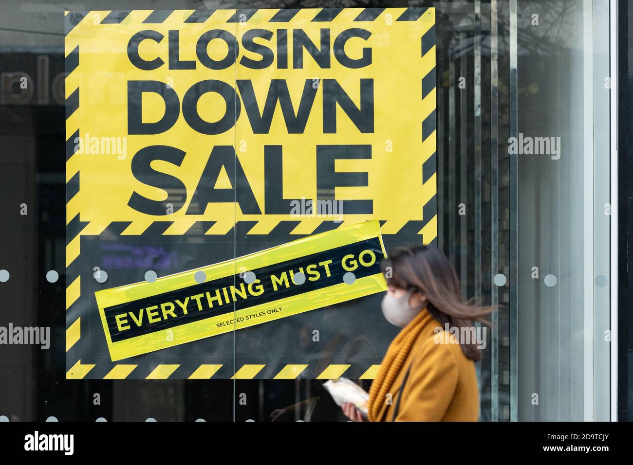 Closing-Down-Sale-Schild an Fenstern des geschlossenen Geschäfts, Glasgow, Schottland, Großbritannien (Bonmarche-Laden, der Anfang 2020 geschlossen hat) Stockfoto