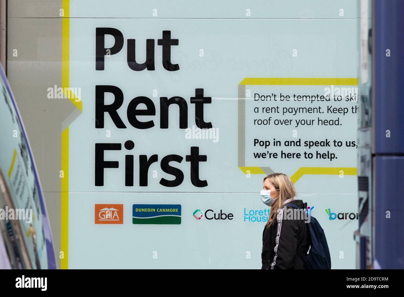 Put Rent First Sign, Glasgow City Centre, Schottland, Großbritannien Stockfoto